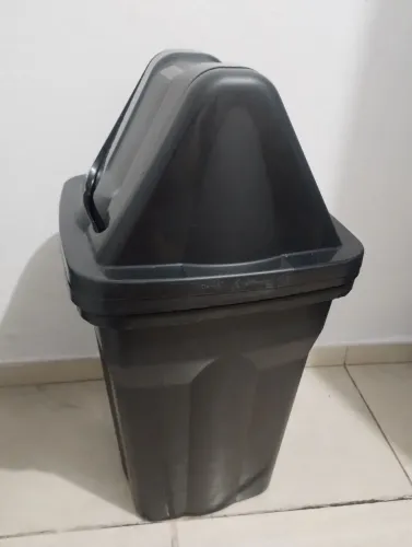 2 Baldes de lixos de 100 litros 