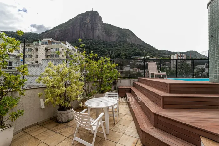 Cobertura duplex em ponto cobiçado da Lagoa Rodrigo de Freitas