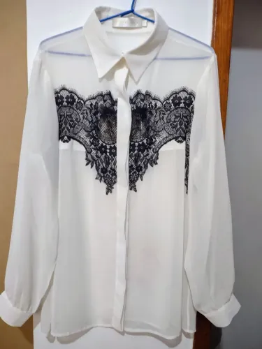 Camisa com transparência e aplicação de renda G