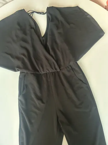 Macacão Preto Elegante com Mangas Soltas