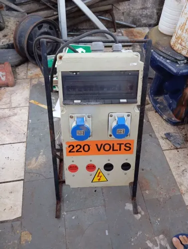 Vendo Quadro Robô TRIFÁSICO com tomadas e disjuntores 