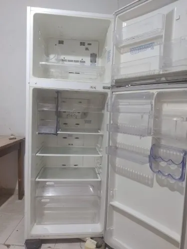 Vende-se uma geladeira