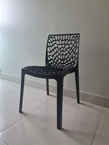 Cadeira de plástico diferenciada