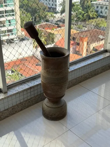 Pilão antigo de madeira