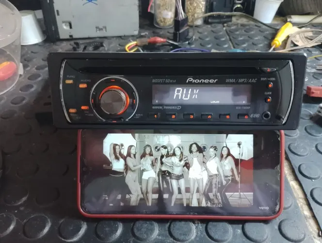 Rádio CD Pioneer com Bluetooth integrado.