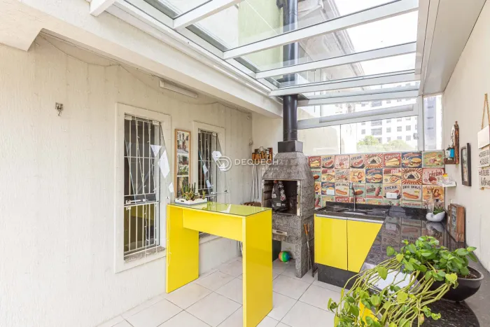 Sobrado em condomínio exclusivo com ático