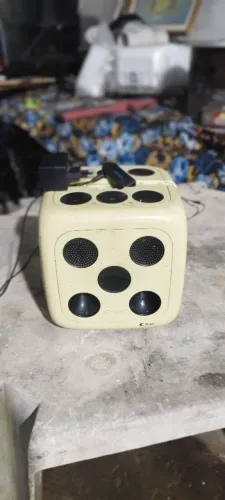 Mini caixa de som formato de dado 