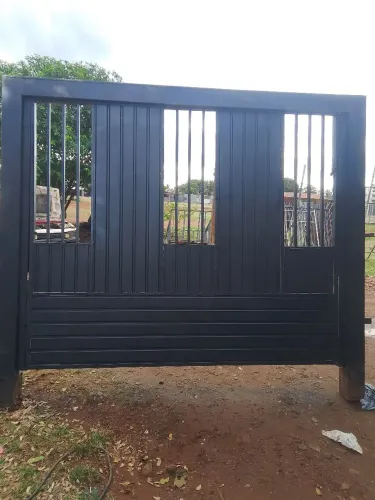 Portão com porta social