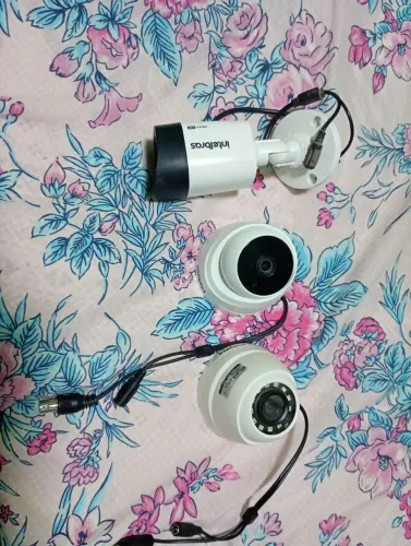 3 cameras 2 dome e 1 bulet Intelbras 