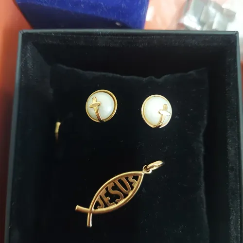 Conjunto pingente Jesus e brinco cruz Romanel 