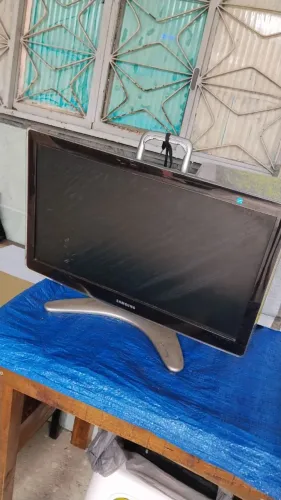 Monitor Samsung P2470HN 24" - Liga - Tela danificada