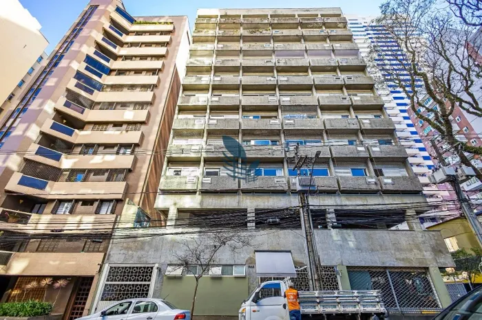 Apartamento com 02 quartos e vaga de garagem no Centro de Curitiba/PR