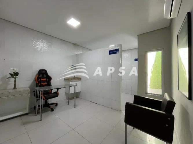 COM 17M², ESTA SALA COMERCIAL MOBILIADA OFERECE UM AMBIENTE ACOLHEDOR E FUNCIONAL PARA ATE