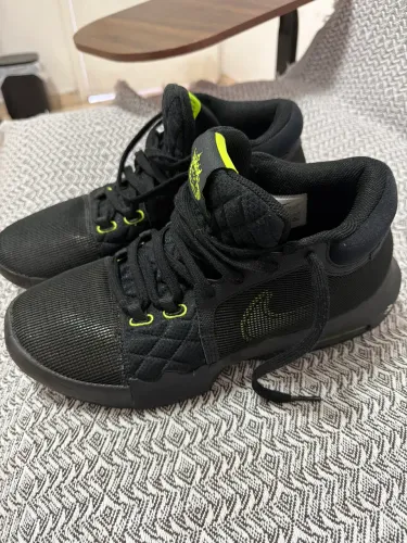 Tênis Nike LeBron Witness