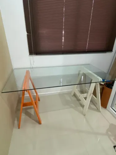 Mesa de escritório 1,80m com vidro temperado 10mm e pés cavalete