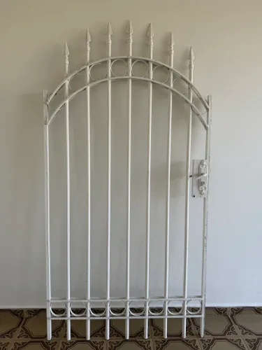 Vendo Portão social de ferro 2,4 de altura x 95 cm de largura