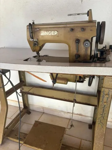 Máquina de Costura Singer