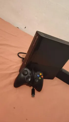 Vendo Xbox 360, 50 jogos, vem com o fry Cry 2 no cd, aceito somente Pix