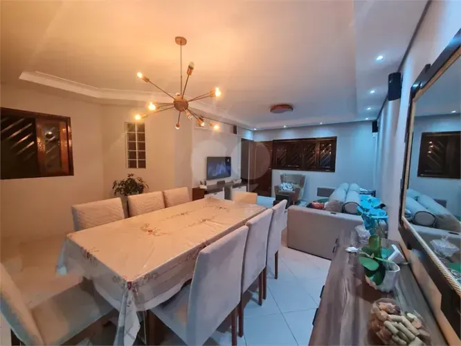 Casa à Venda no Jardim Vila Galvão | 3 Dormitórios, Suíte, Espaço Gourmet e 4 Vagas