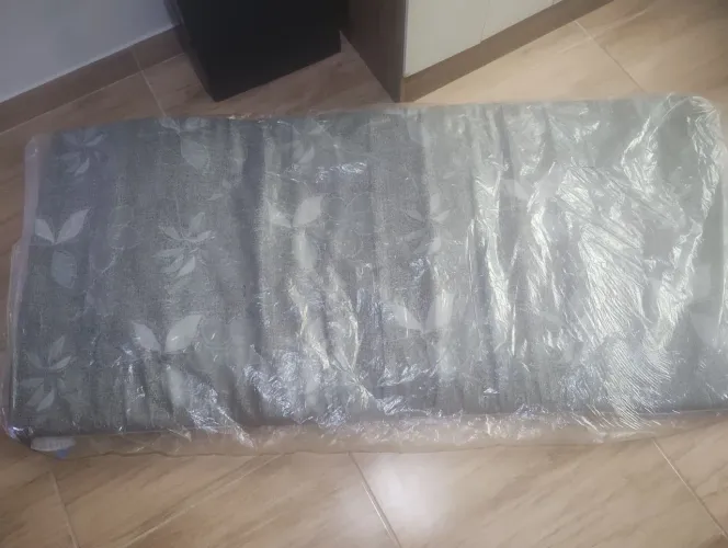 Vende se 2 colchões para dormir