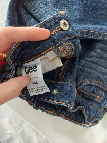 calça jeans Lee, tamanho 3/6 meses,  com ajuste na cintura 