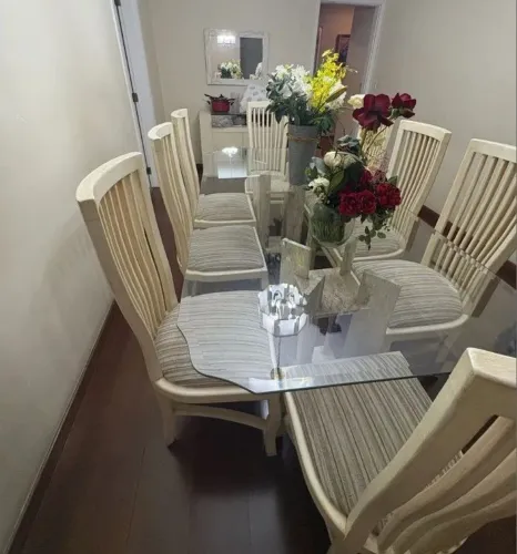 Conjunto de mesa com 8 cadeiras