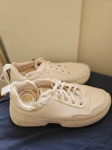 Tênis Branco Renner (marcas de uso)