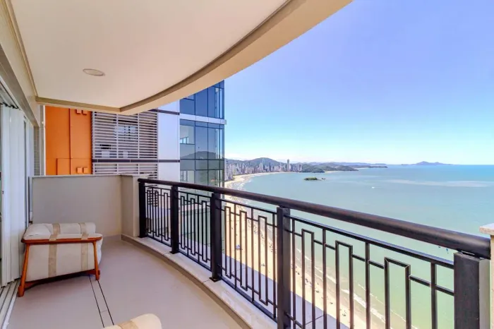 Apartamento Frente Mar à venda na Barra Sul em Balneário Camboriú.