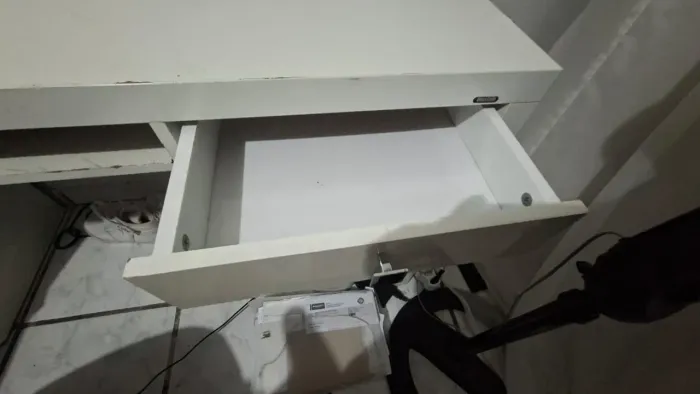 Escrivaninha com gaveta