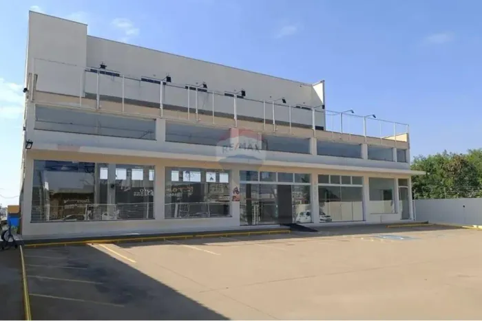 Prédio comercial com 1300m² de área construída em 3000m² de área total, elevador, vagas pa