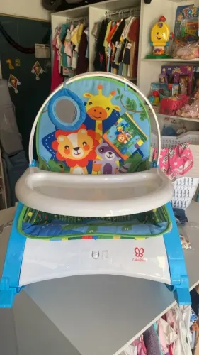 cadeirinha de descanso com pratinho de alimentação
