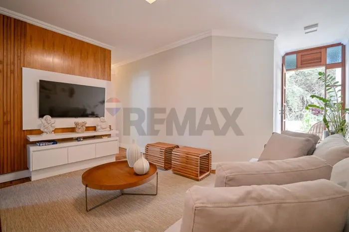 Apartamento com 2 quartos, de fundos, todo reformado, em frente à Praça São Mateus