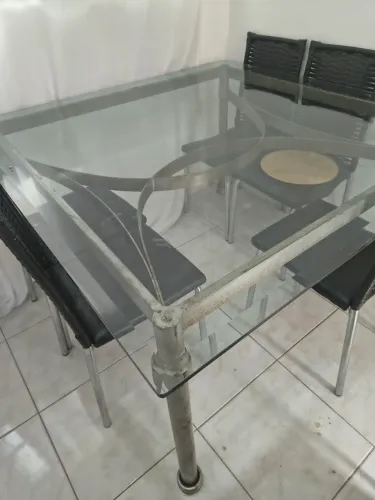 Mesa com 6 cadeiras, não originais da mesa, tampo de vidro temperado 8mm, base ferro.