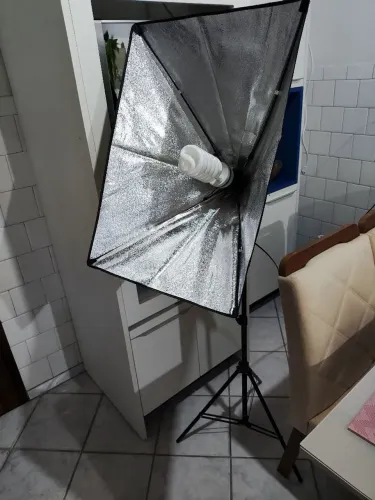 Tripé com lâmpada
