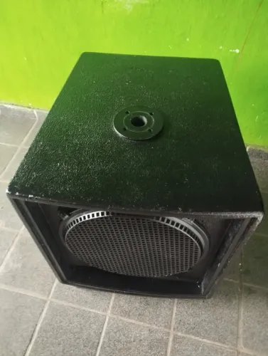 vendo caixa sub passiva fone de 15 polegadas 550 wallt caixa semi nova