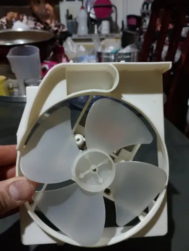 Venda de.1 Magnetron Novo,1 Ventoinha Nova 1 Capacitor Novo,1 Lâmpada Nova,1 Placa usada