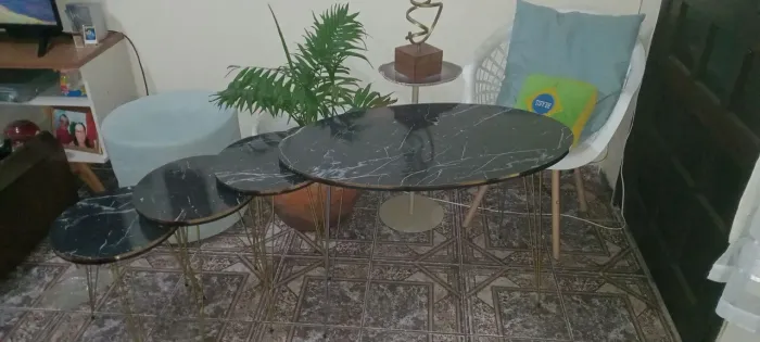 Mesa com banquetas.decoraçoes p sala.