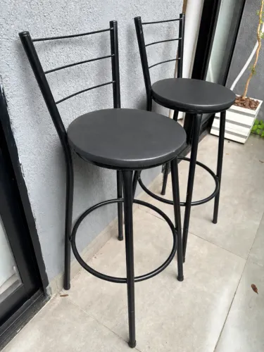 Kit 2 Banquetas Altas Pretas com Encosto e Apoio para Pés