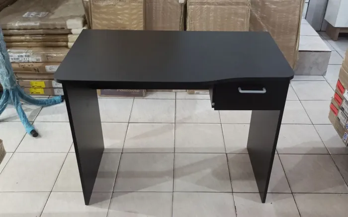 Escrivaninha na cor preta 90cm x 50cm 