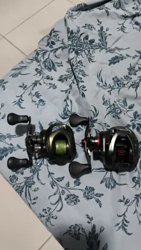 Vende-se duas carretilhas de pesca.