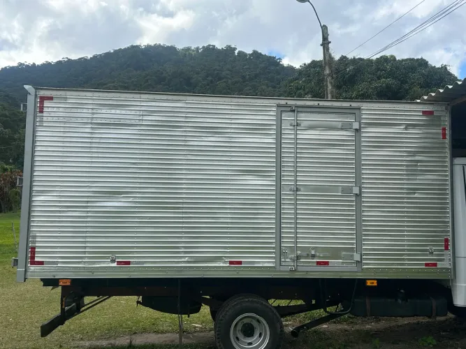 Vendo baú de caminhão 709, 710 5 metros 