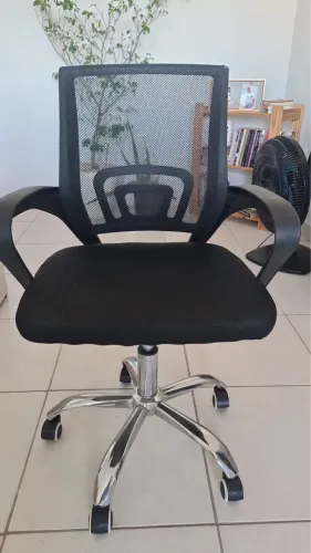 Vende-se cadeira de escritório pouco tempo usada de ótima qualidade 