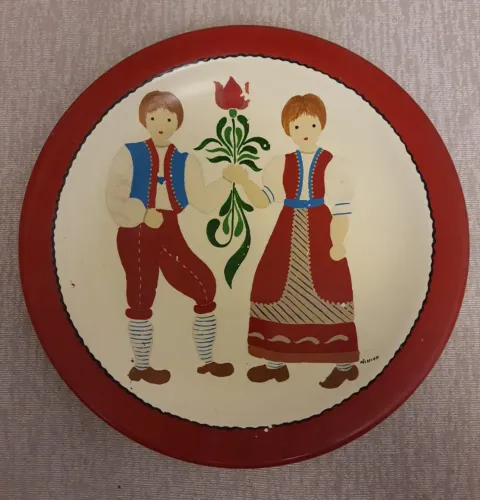 Prato raso, antigo, decorativo, 20cm de diâmetro, com casal pintado