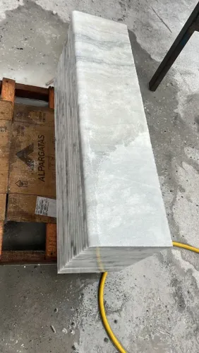 Borda de piscina em mármore
