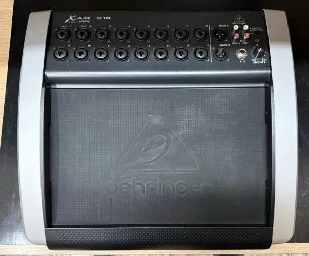 Mesa de som digital Behringer Xair X18