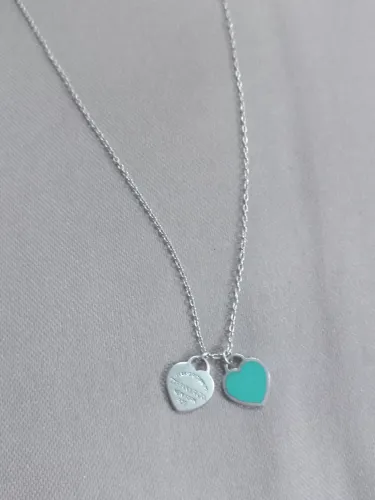Vendo Colar tiffany & co. Original com pingente de dois corações, um prata e o outro azul