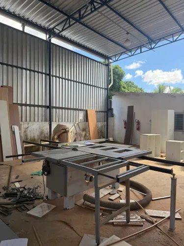 Esquadrejadeira com coletor de pó para marcenaria 