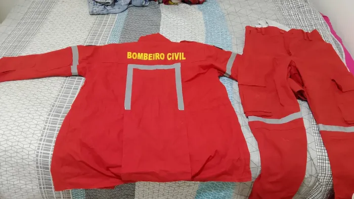 Vendo roupa de bombeiro original  250 preço a negociar 