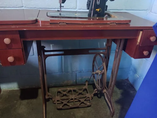 Máquina de Costura Vigorelli com Gabinete