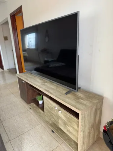 rack para TV com rodinhas, modelo bem funcional para sala.